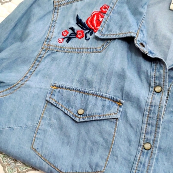 Forever 21 Chambray Denim Long Sleeve Embroidered shirt top sz Medium - Picture 6 of 6